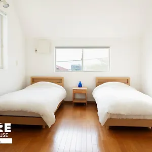 Gloce葉山サンセットハウスmorito L バルコニーから葉山の海と町を一望 小型犬玄関と庭のみアクセス可 アパート